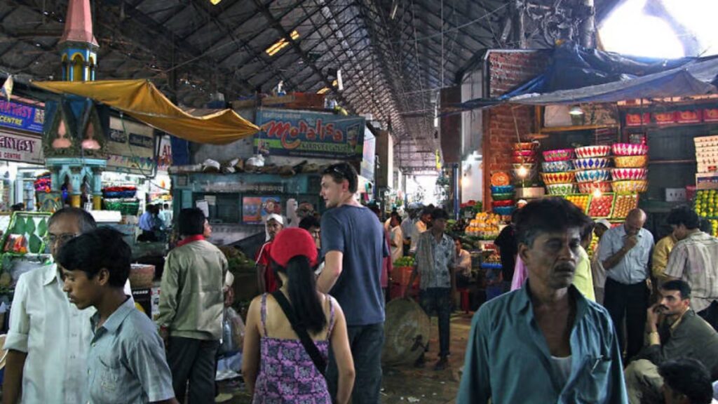 Local Food and Shopping Near Chhatrapati Shivaji Maharaj Statue