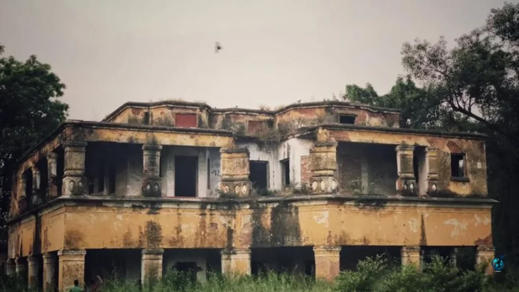 GP Block, Meerut, Uttar Pradesh – The Red Woman